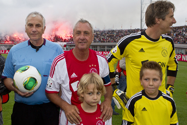 Oud top-scheidsrechter Mario van der Ende als spreker boeken voor een lezing of presentatie. Eenvoudig via VoetbalSprekers.nl! Vraag vrijblijvend een offerte aan.